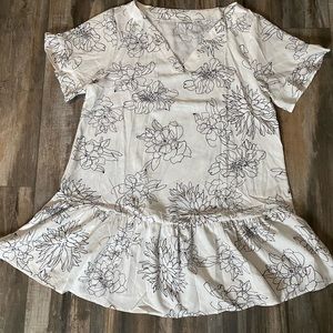 Tunic dress with floral pattern.